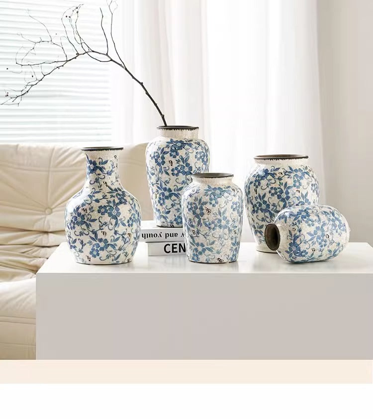 Chinese traditional blue and white porcelain vase