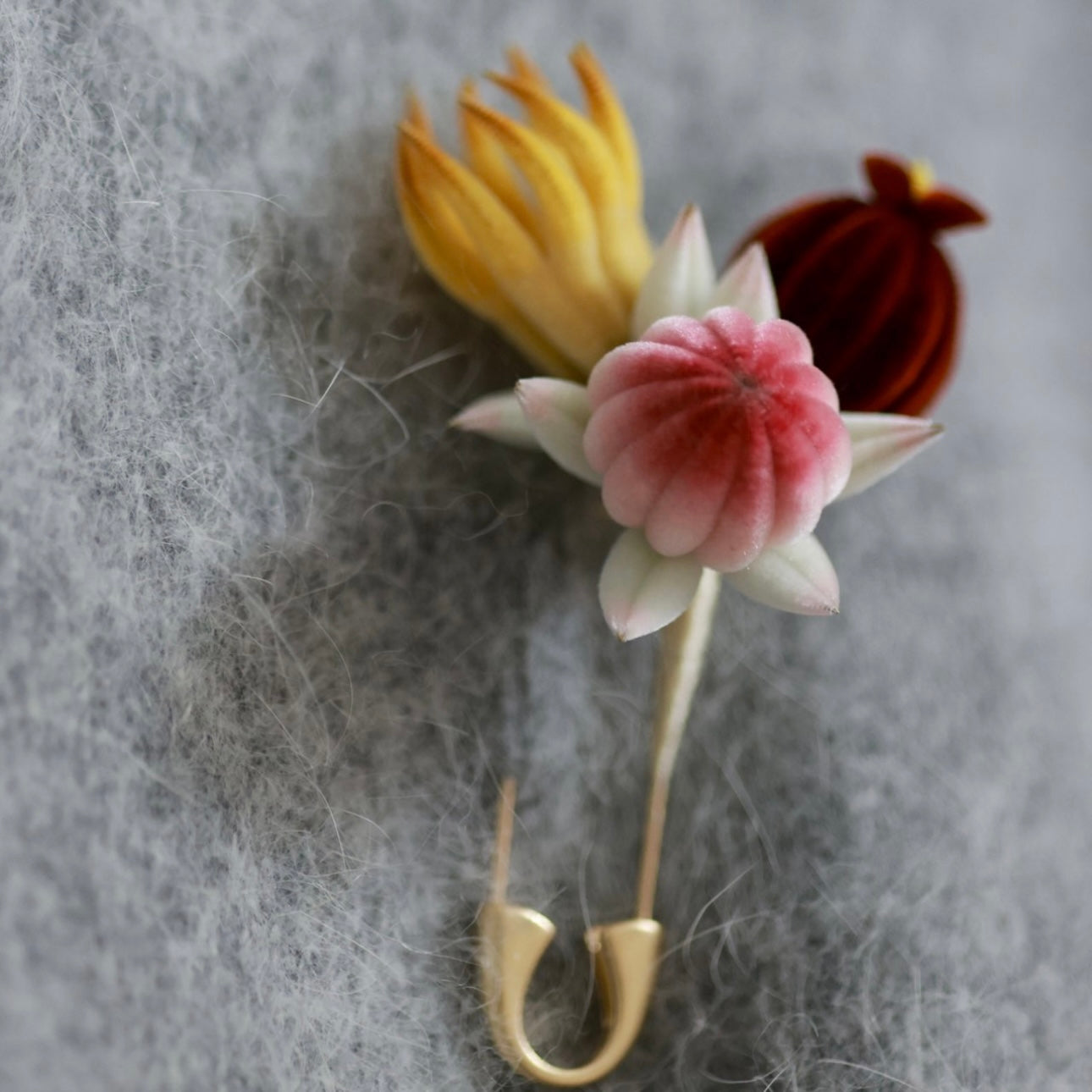 Mini Fúshòu Sānduō Velvet Flower Brooch | Handmade Silk Velvet Flower Brooch